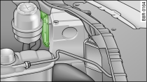 Detalle del compartimento del motor: tapa marcada (faro montado todavía)